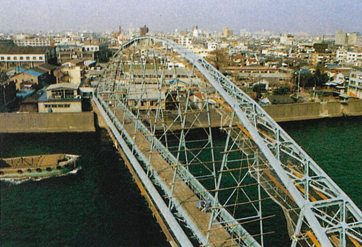 電力ケーブルを対岸に渡す橋梁の防錆塗装工事